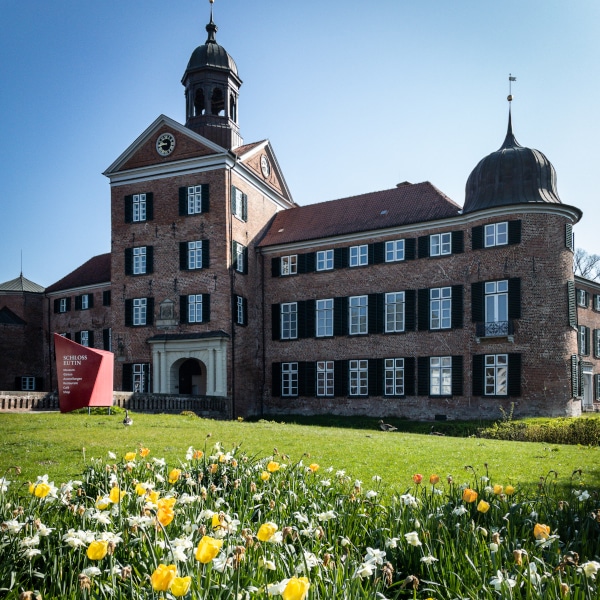 Das Schloss Plön vor makellos blauem Frühlingshimmel.