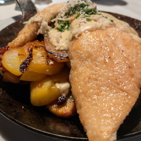 Pannfisch mit Bratkartoffeln und Senfsauce runden den Tourentag ab.