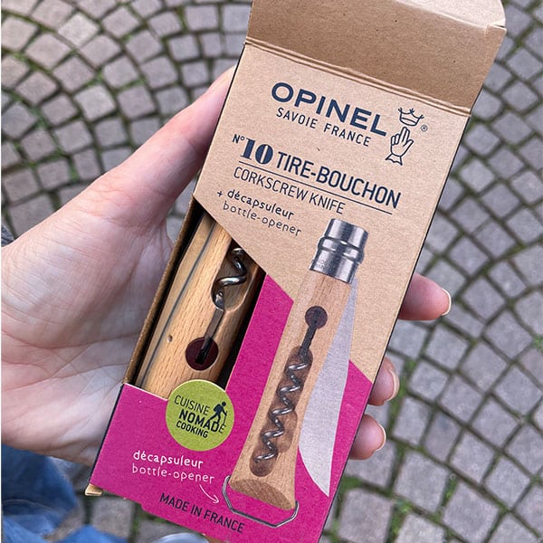 Ein Opinel Taschenmesser mit Korkenzieher in seiner Verpackung.