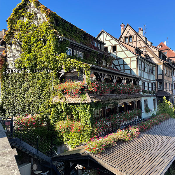 Ein Fachwerkhaus an einem Kanal im Viertel Petit France.