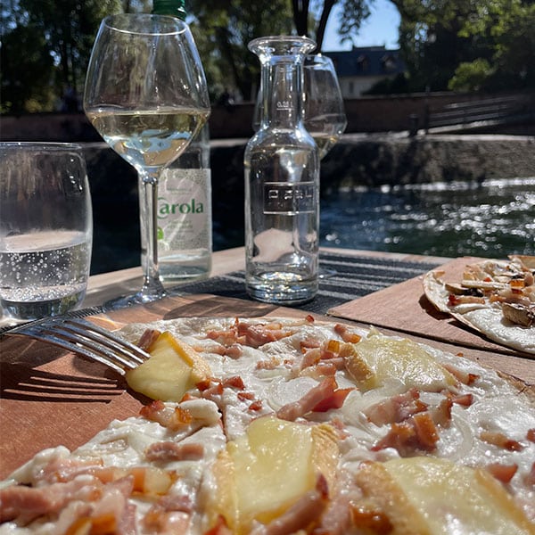 Flammkuchen mit Munster-Käse und einem Glas Gewürztraminer in Straßburg.