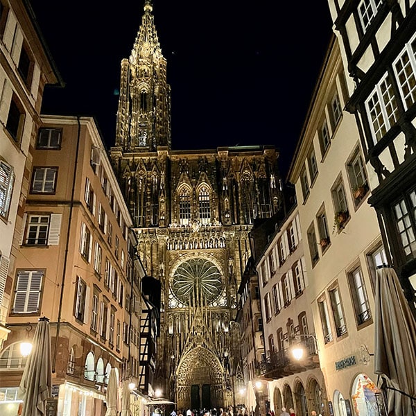 Das Straßburger Münster bei Nacht.