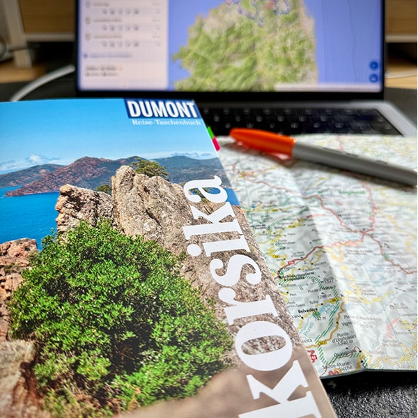 Reiseplanung mit Karte und Reiseführer