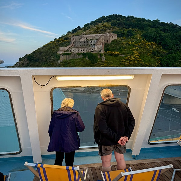 Blick von der Fähre auf Festung vor Savona