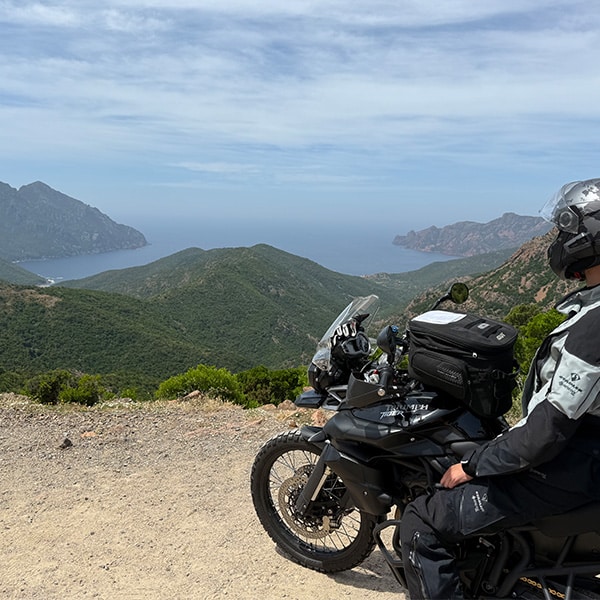 Motorradstopp mit Aussicht aufs Mittelmeer