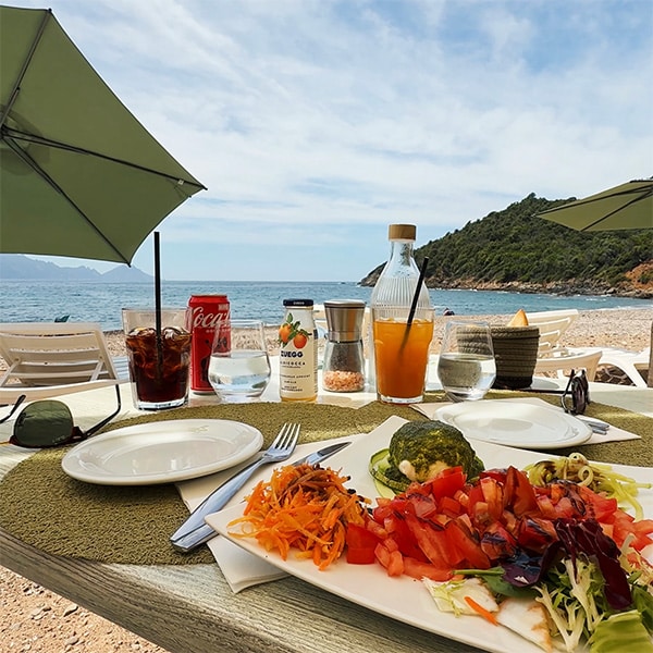 Mittagspause direkt am Plage de Caspiu