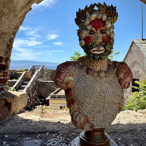Muschelkunstwerk in der Zitadelle von Ajaccio
