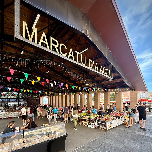 Bunter Markt in Ajaccio