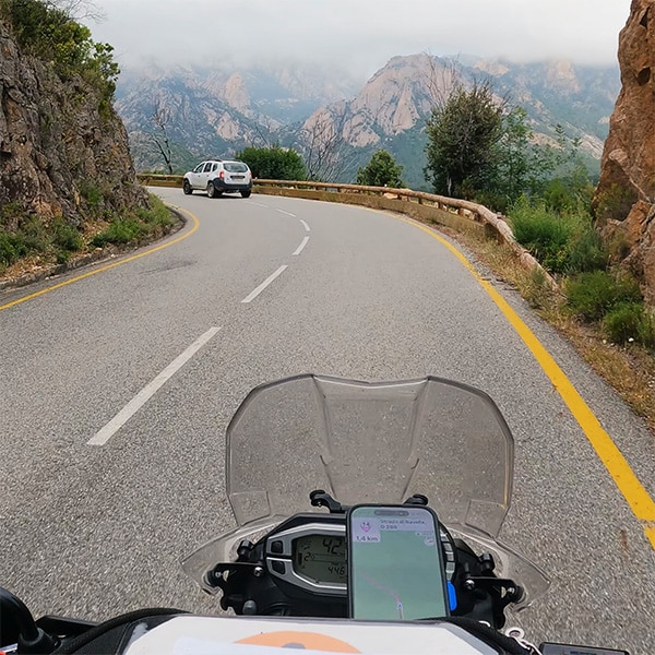 Kurvenfahrt durch das Bergland