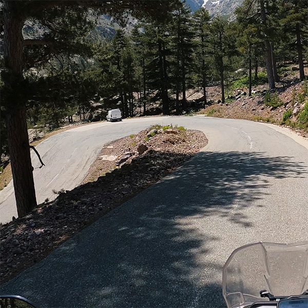 Serpentinen im Asco Tal