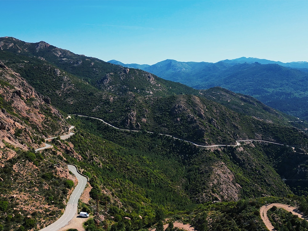 Drohnenaufnahme kurvige Straße Korsika