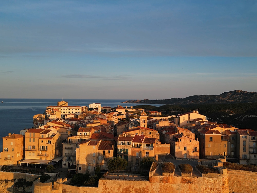 Mehr über den Artikel erfahren Zwischen Klippen und Kurven: Korsikas Süden und Zentrum entdecken