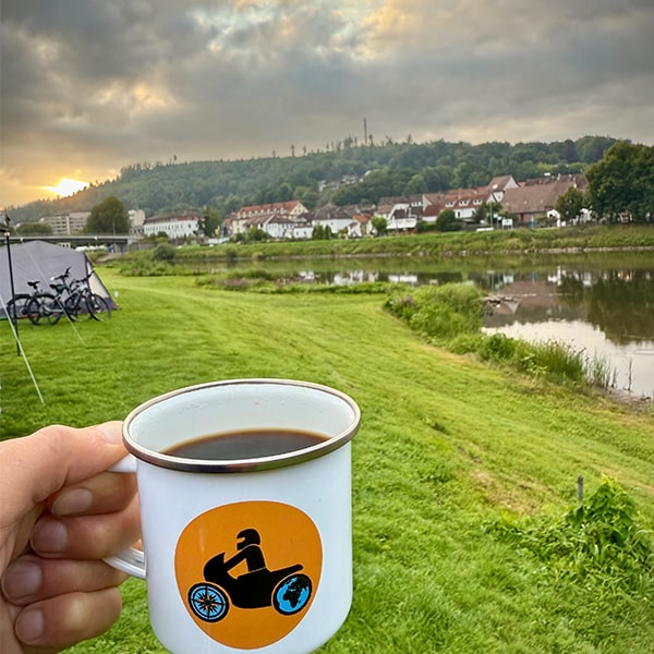 Morgenkaffee mit dramatischer Aussicht