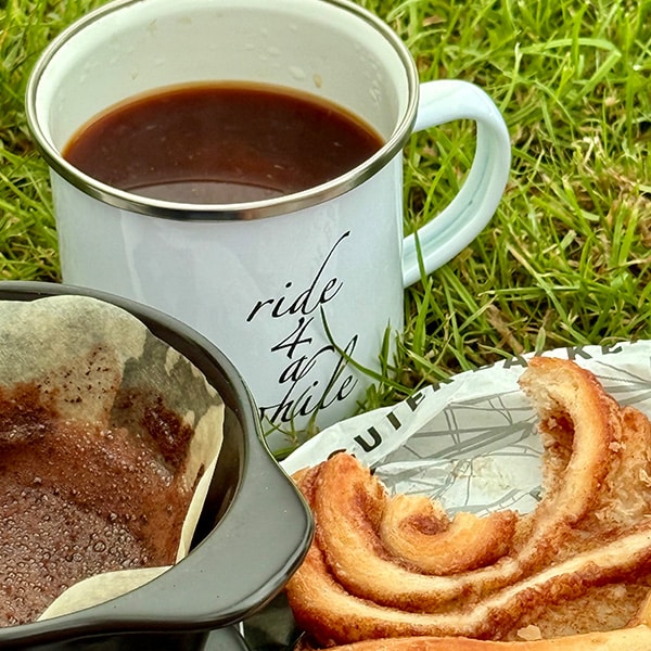 Käffchen und Franzbrötchen als Belohnung für den Zeltaufbau