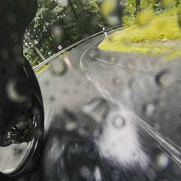 Kurven zirkeln im Regen