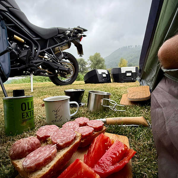 Frühstück bei Regen in der Apsis