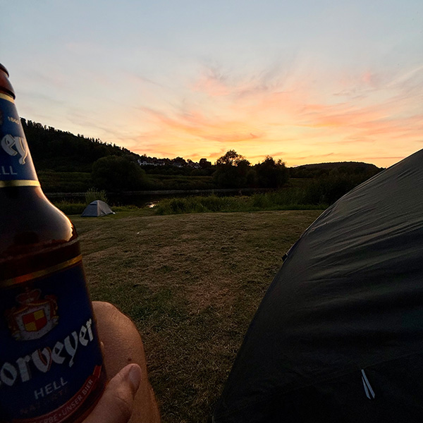 Der beste Platz im Haus: Sonnenuntergang am Campingplatz