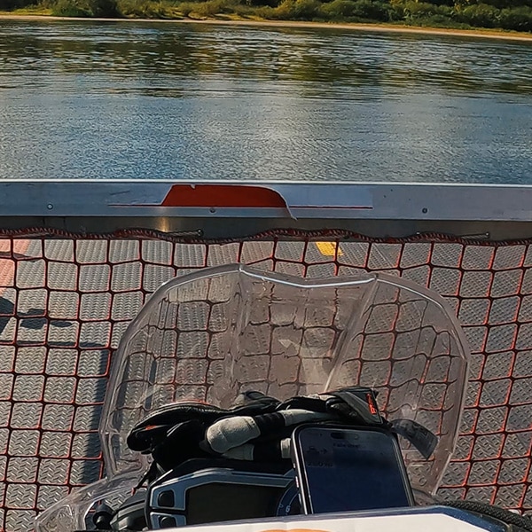 Mit der Fähre über die Elbe